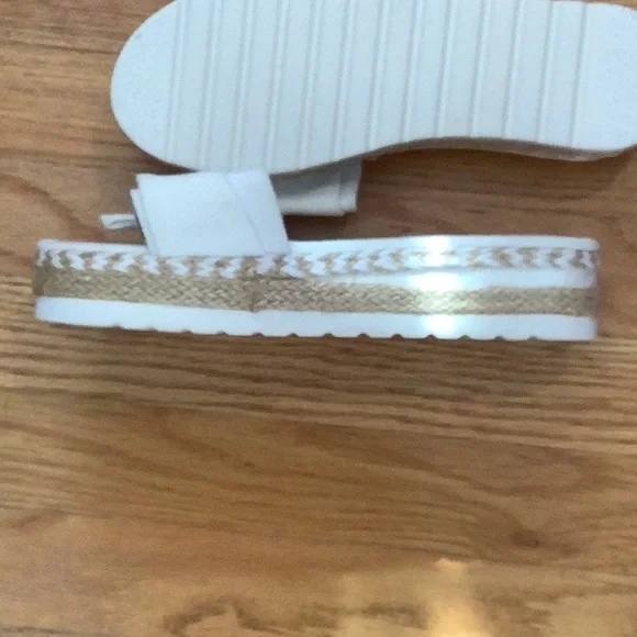 4/$12 NWT Adorable sandal - Picture 3 of 3